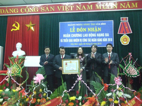 Được sự ủy quyền, lãnh đạo NHNN Việt Nam 
trao Huân chương Lao động Hạng Ba cho NHNN tỉnh
